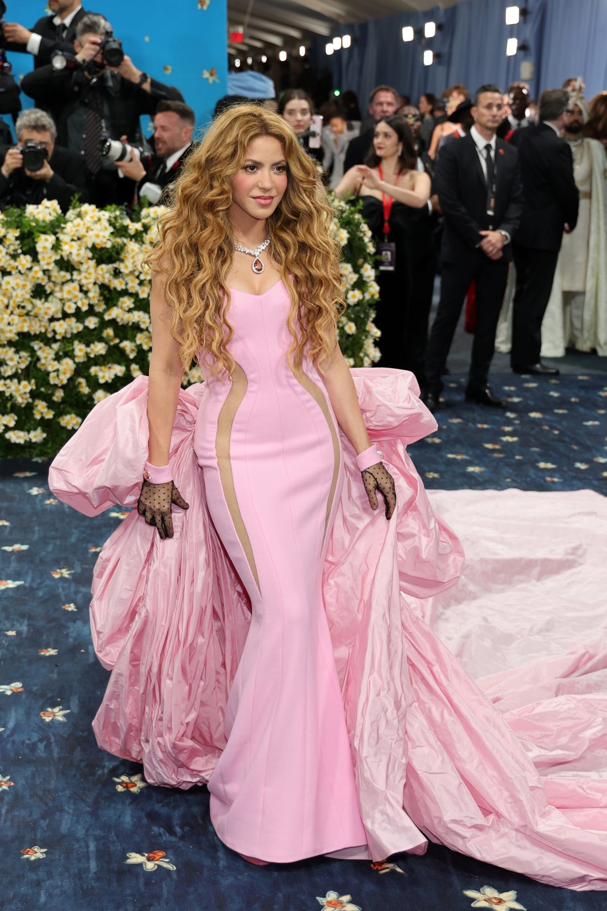Shakira se inspira en Jennifer López para su look en la Met Gala 2025