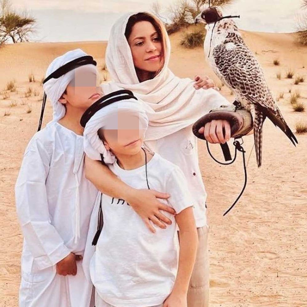 shakira con sus hijos milan y sasha en el desierto de dubai