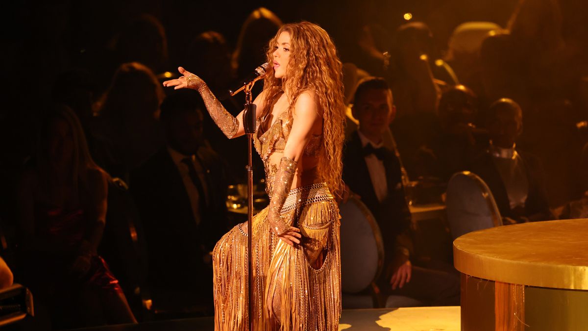 Shakira Performing