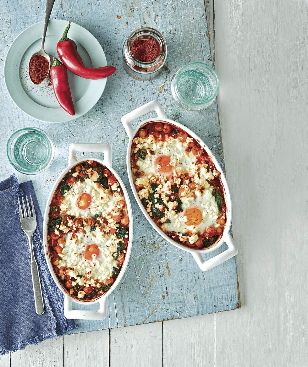 shakshuka con garbanzos, espinacas y queso feta