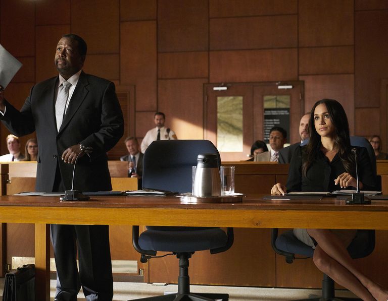 セール中…メーガン・マルクル直筆サイン入り超 大型写真…SUITS/スーツ メーガン妃、「SUITS／スーツ」共演者と音信不通？「彼女の電話