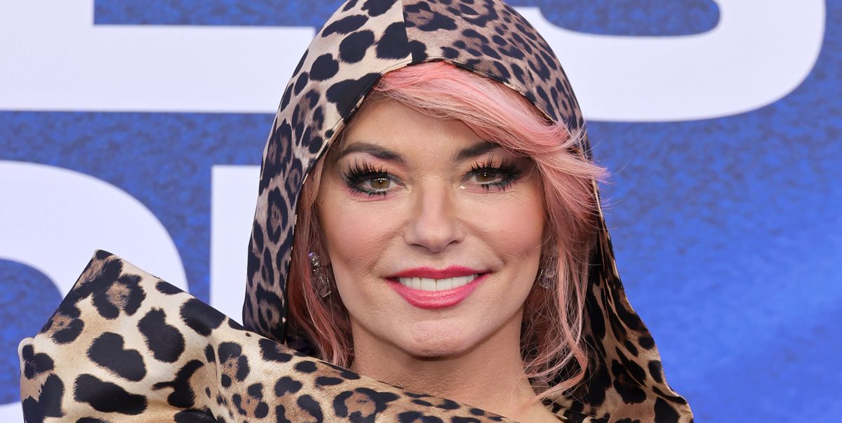 Shania Twain is unrecognisable with butt-skimming bleach blonde hair