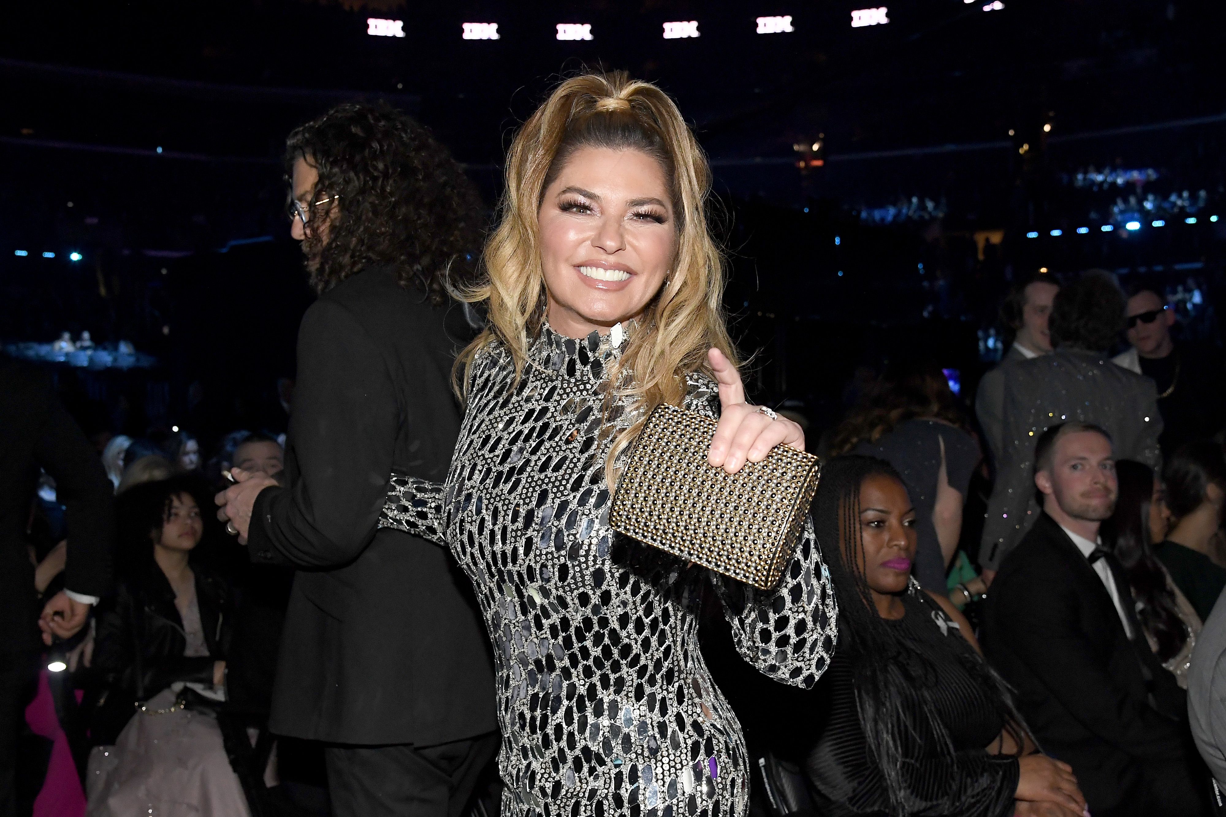 Shania Twain turns a fan's gift into a stunning tour outfit