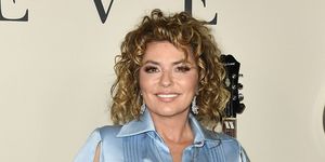shania twain is unrecognizable with blonde hair