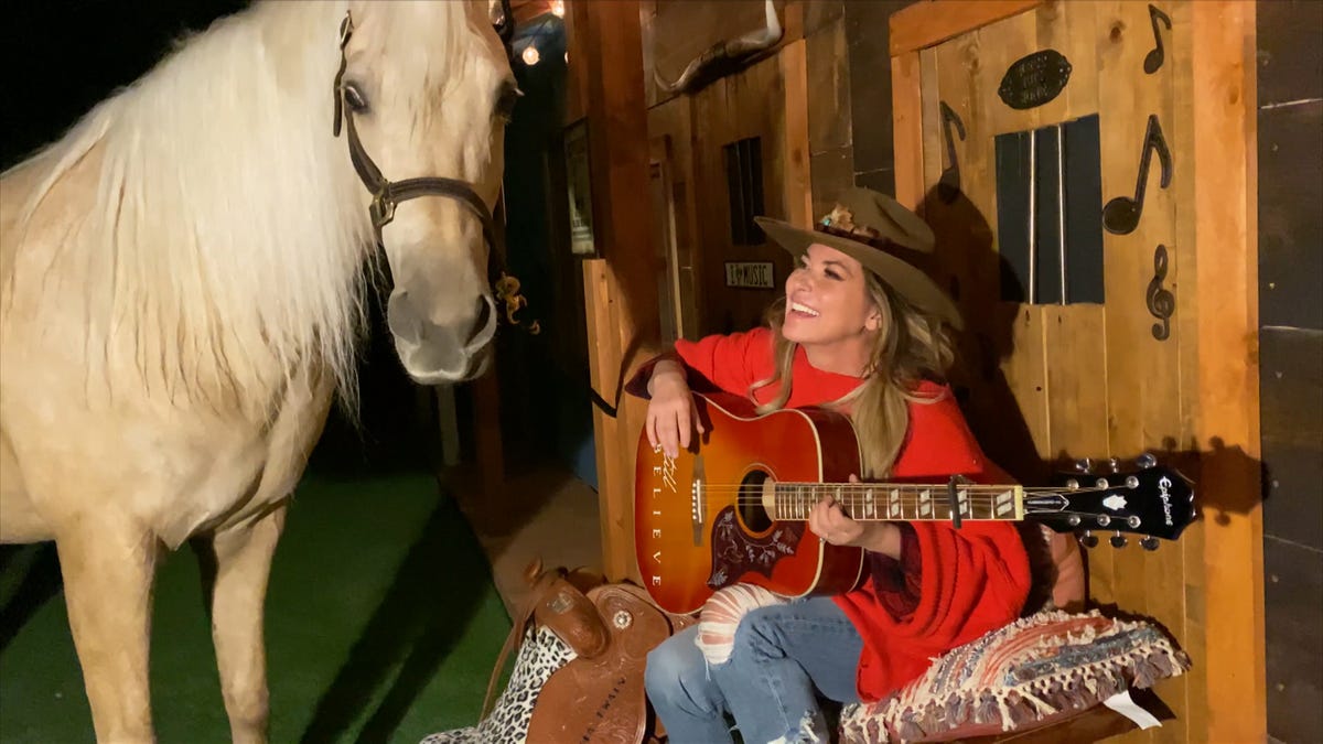 preview for KJ Apa & Shania Twain Draw Each Other's Portraits