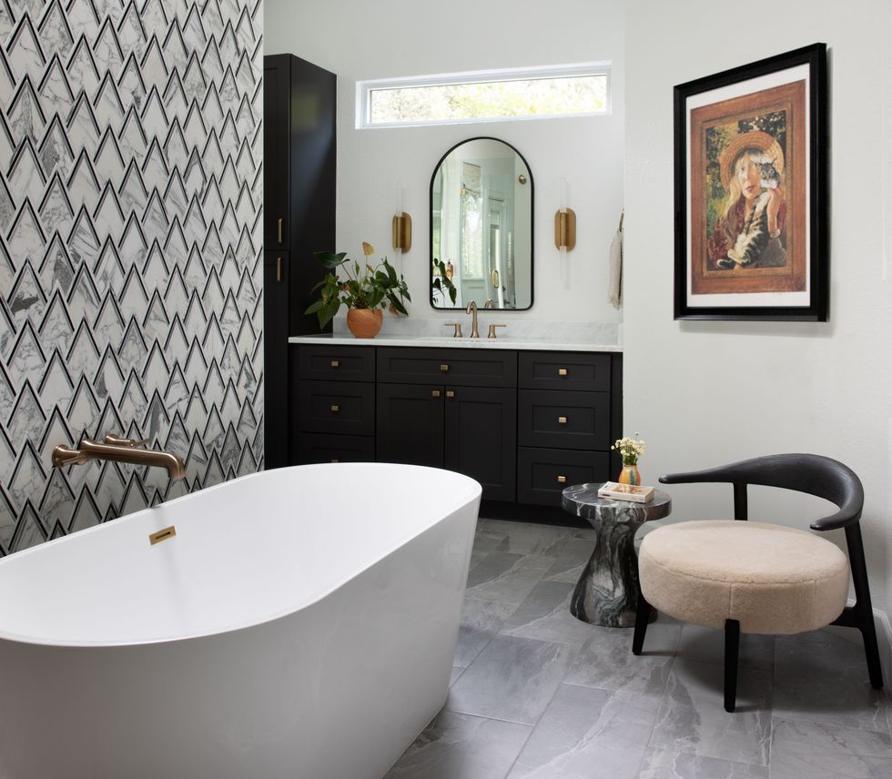 bathroom with tub and geometric wallpaper