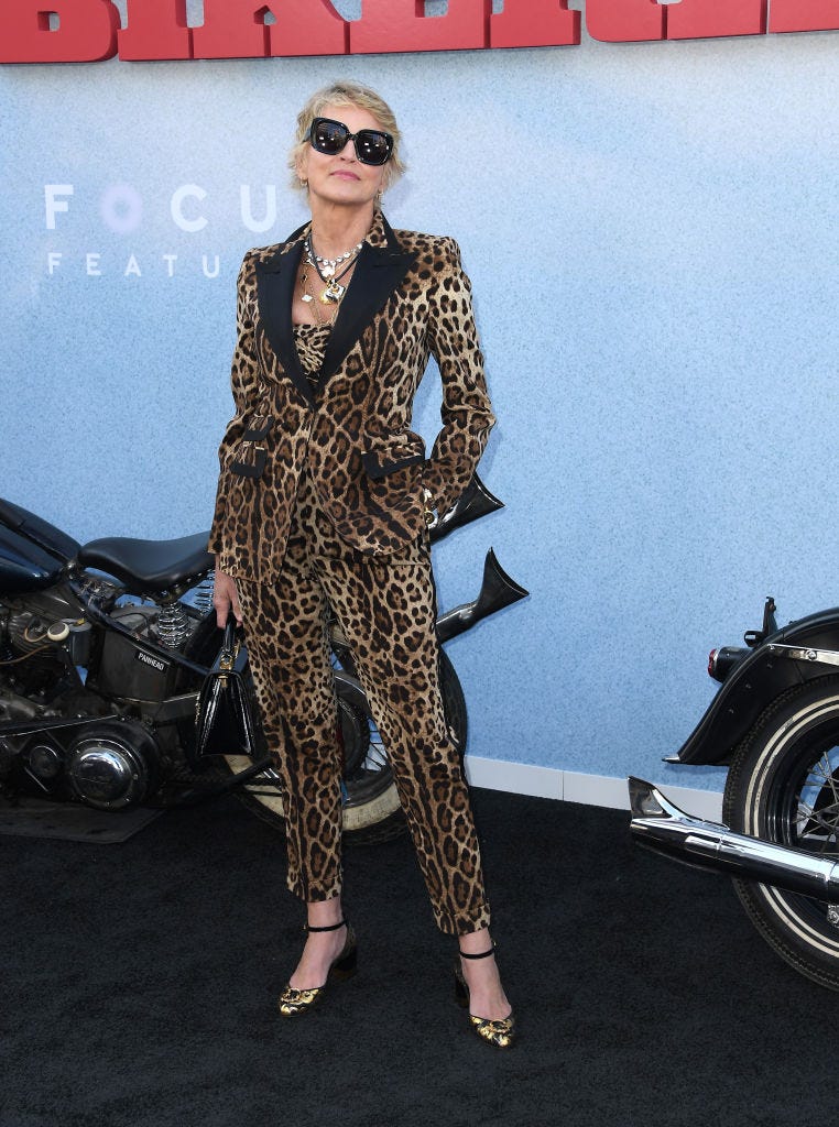 Sharon Stone ha llevado, a sus 66 años, el traje de leopardo combinado ...