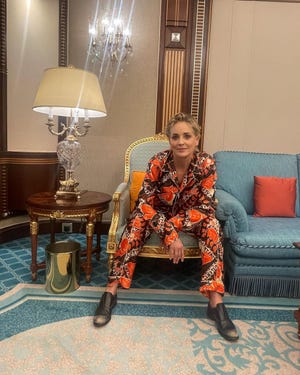 sharon stone con traje pijamero y zapatos planos tipo oxford