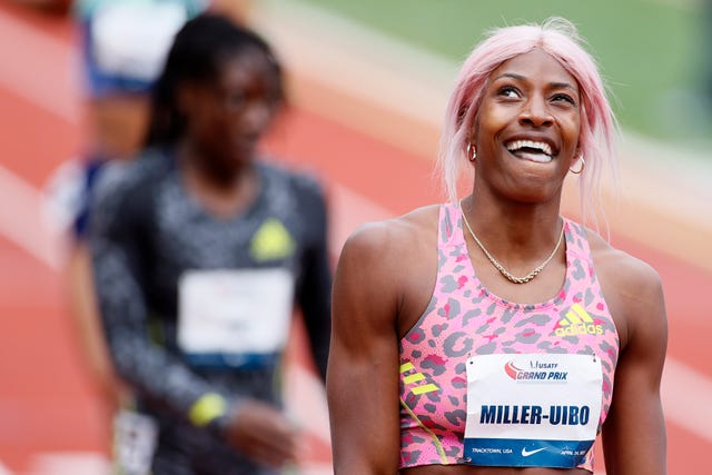 shaunae miller uibo celebra su triunfo en los 400 metros en eugene