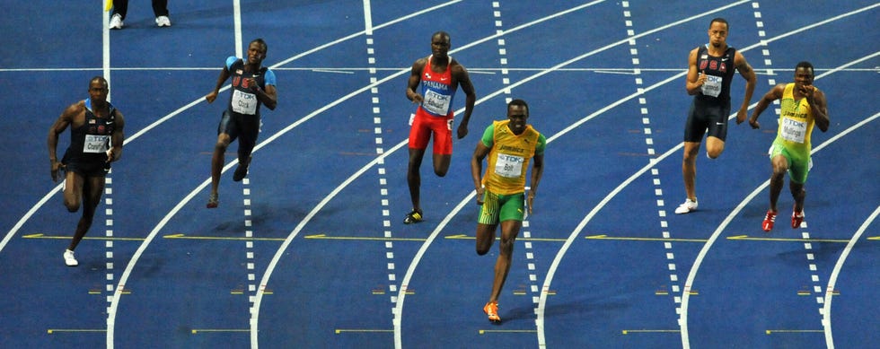 Usain Bolt entró destacadísimo en la recta y no encontró rival en su récord mundial de 200m lisos.