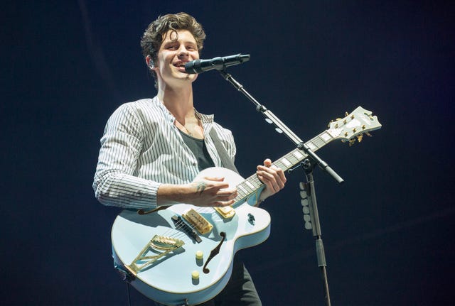 Shawn Mendes Fell Down on Stage During a Concert - Shawn Mendes Falls ...