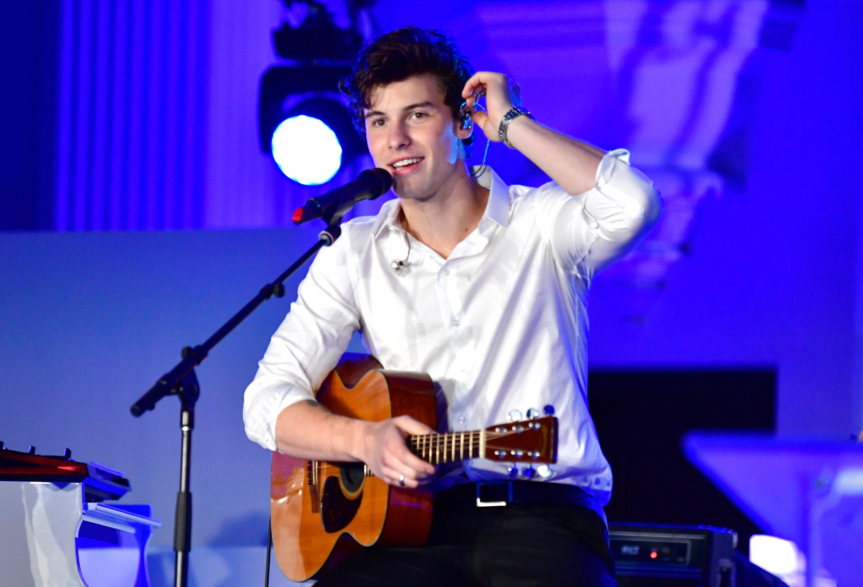 Shawn Mendes Apologizes After Fans Call Him Rude for Walking Off Stage