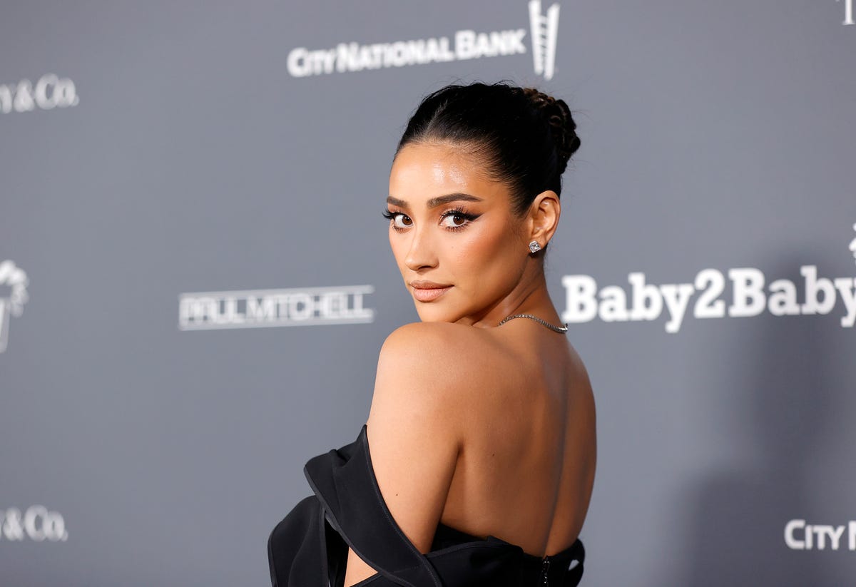 Shay Mitchell just went completely nude, hiding behind a peach