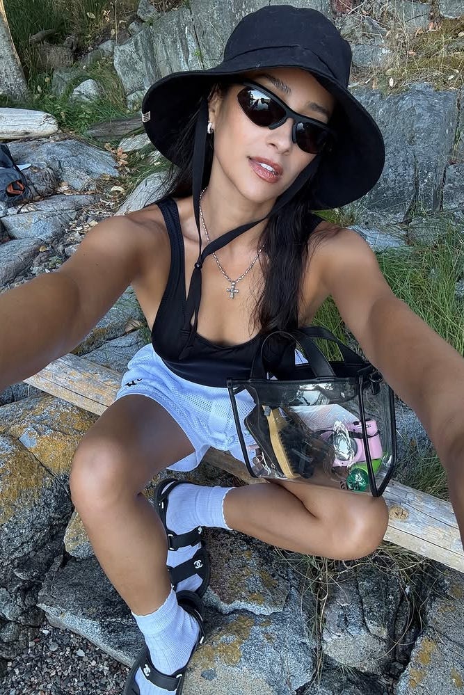 roupa de aventura shay mitchell, shorts esportivos, blusa preta