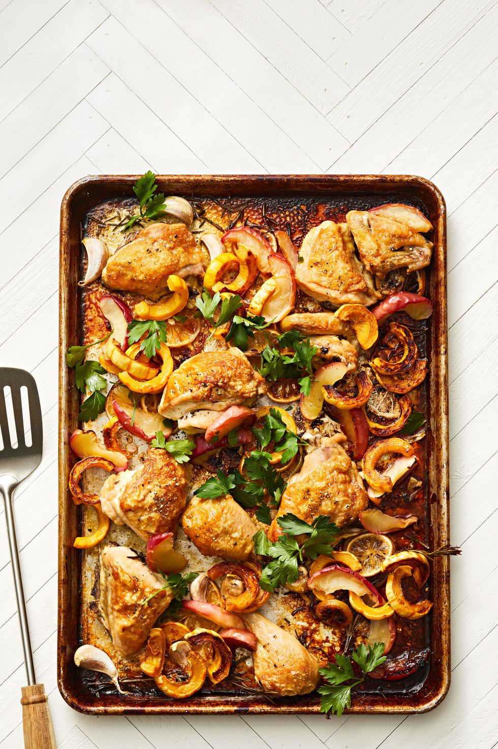 https://hips.hearstapps.com/hmg-prod/images/sheet-pan-chicken-with-apples-and-delicata-squash-654500e319d3a.jpg?crop=0.923xw:0.925xh;0.0425xw,0.0749xh&resize=980:*