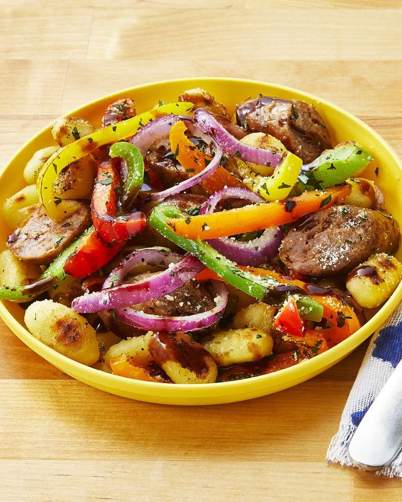 https://hips.hearstapps.com/hmg-prod/images/sheet-pan-dinners-sheet-pan-gnocchi-with-spicy-sausage-and-peppers-1641852836.jpeg?crop=0.8xw:1xh;center,top&resize=980:*