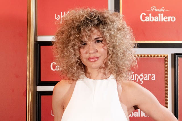 sheila casas con vestido blanco