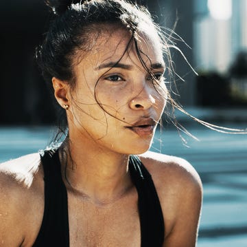 Mujer sudando mujer entrenando hiit