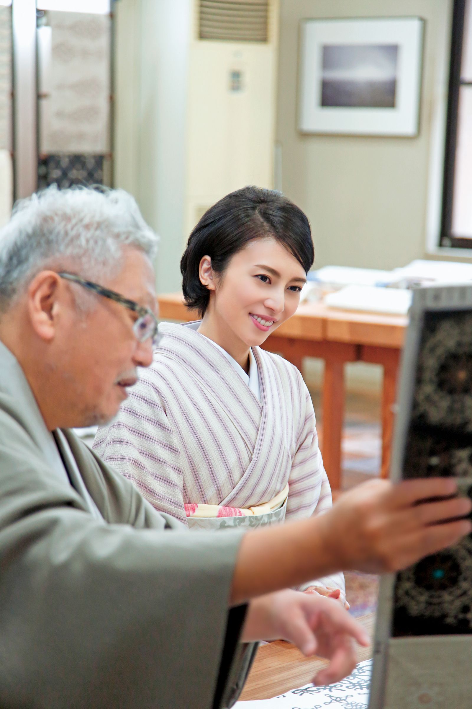 柴咲コウさん、繊細でモダンな着物の帯を誂えに、京都「織楽浅野」へ