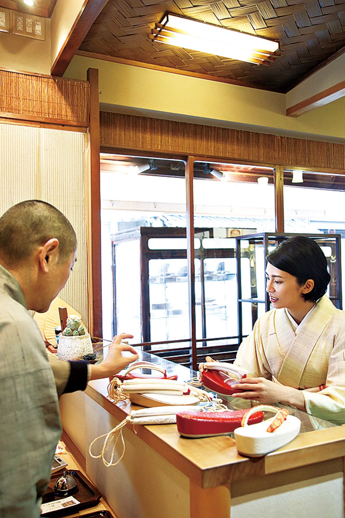 柴咲コウさん、京都「祗園ない藤」でパーティー着物に合う「ぞうり」を