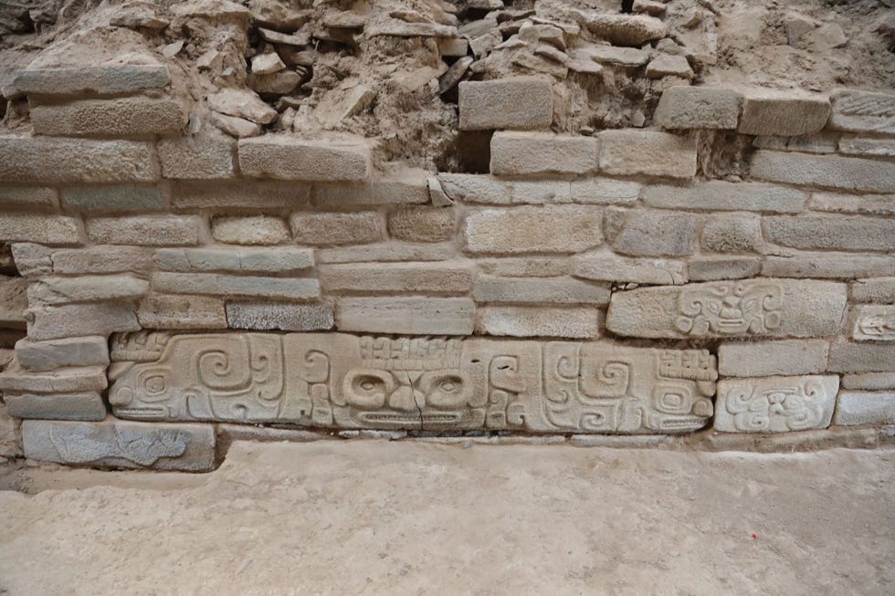 In kuilen onder de stadsmuren vonden archeologen tachtig afgehakte hoofden Alle slachtoffers waren jonge vrouwen die mogelijk zijn geofferd tijdens de stichtingsceremonie voor de stad
