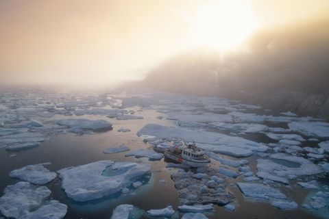 Het is niet ongebruikelijk om een schip traag door wateren vol ijsbergen te zien varen Zonder wegenstelsel of spoorwegennet reizen de meeste inwoners van Groenland per boot vliegtuig sneeuwscooter of hondenslee