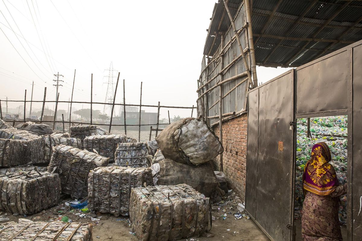 In Dhaka Bangladesh staan balen plasticafval klaar om te worden gerecycled