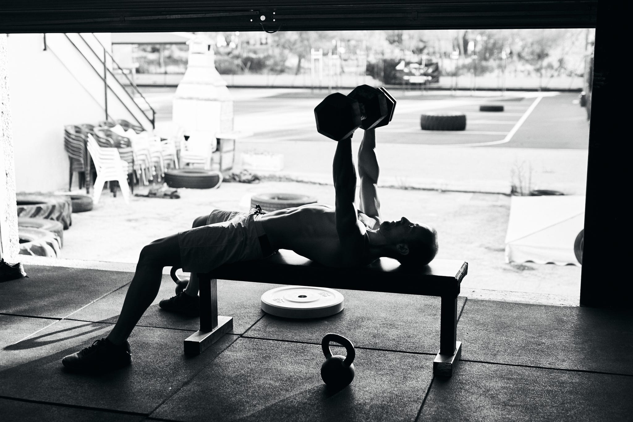 Banco para ejercicio multifuncional ajustable para entrenamiento de cuerpo  completo con diseño plegable para el hogar multi-posiciones gym para pesas  y mas.