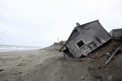 Una casa distrutta dall'erosione della spiaggia a Shishmaref una casa distrutta dall'erosione della spiaggia a shishmaref