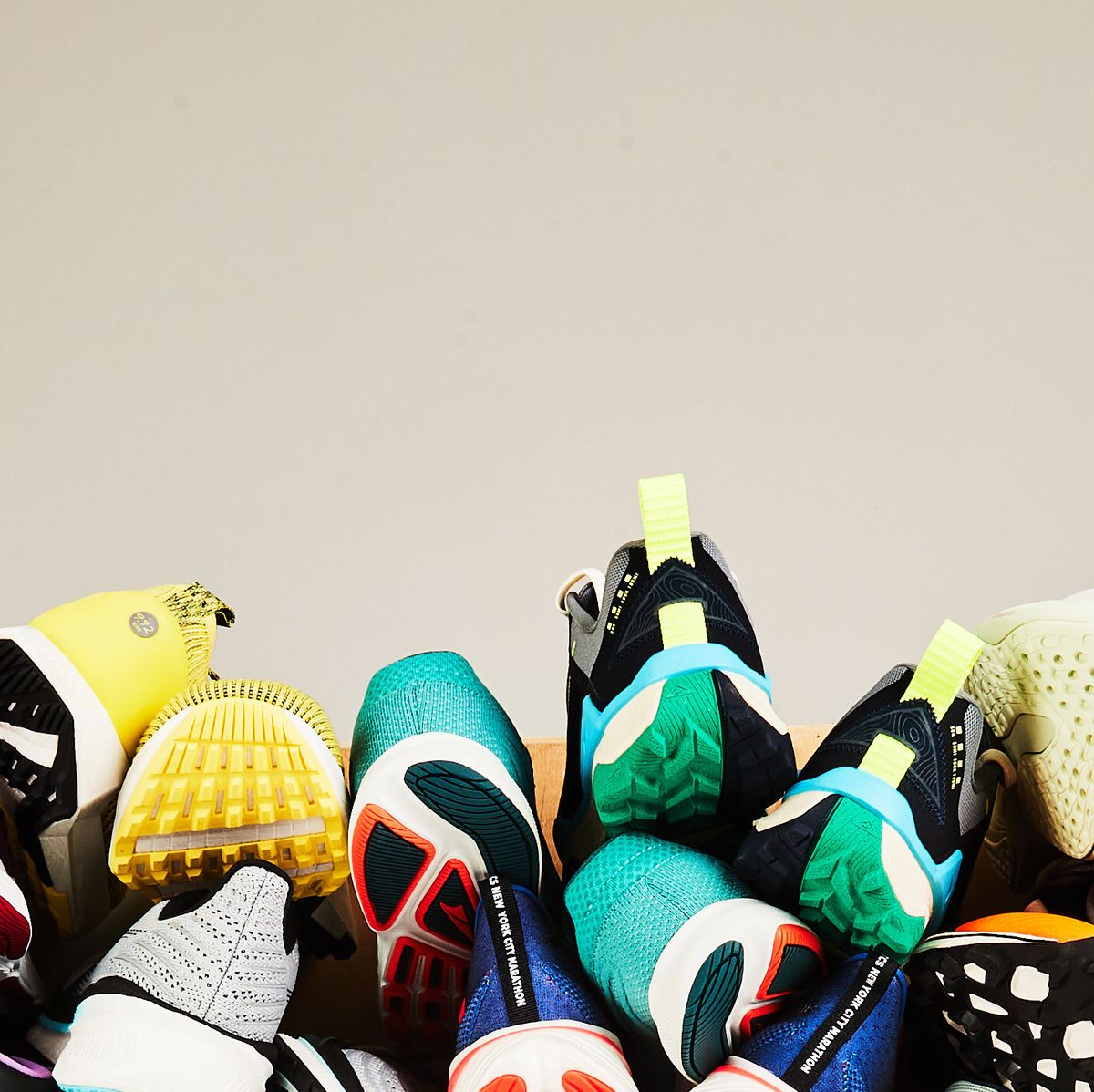 pile of running amortiguaci shoes