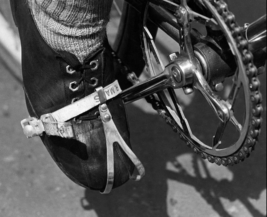 German Empire: shoes of an racing cyclist in a pedal with toe clip and toe strap - Photographer: Max Ehlert- Published by: 'Berliner Illustrirte Zeitung' 1936Vintage property of ullstein bild