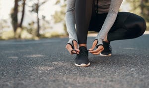 vrouw strikt haar veters voor hardlopen