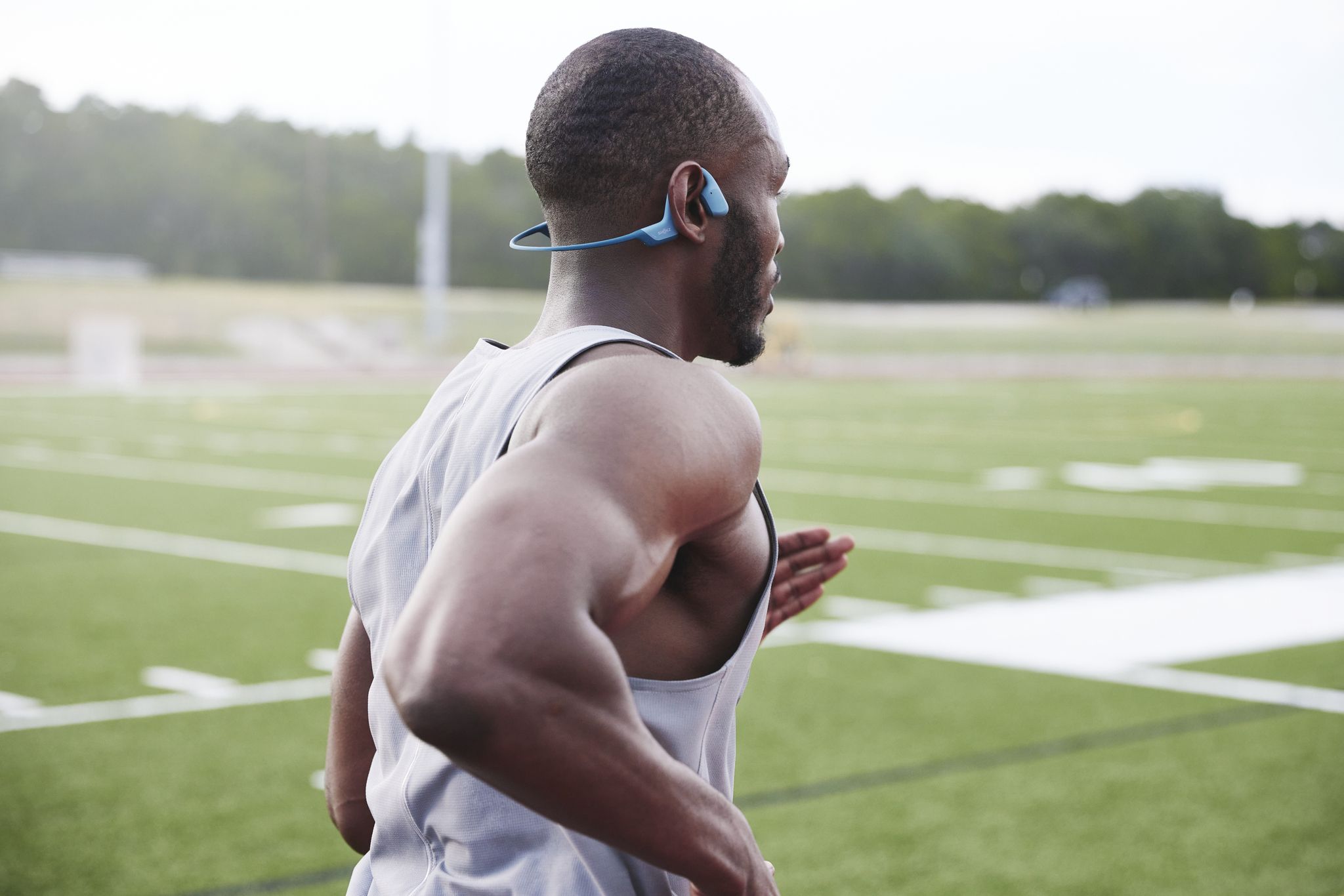 SHOKZ OpenRun Pro - Auriculares deportivos Bluetooth de conducción ósea de  oreja abierta, resistentes al sudor, para entrenamientos y correr, con base