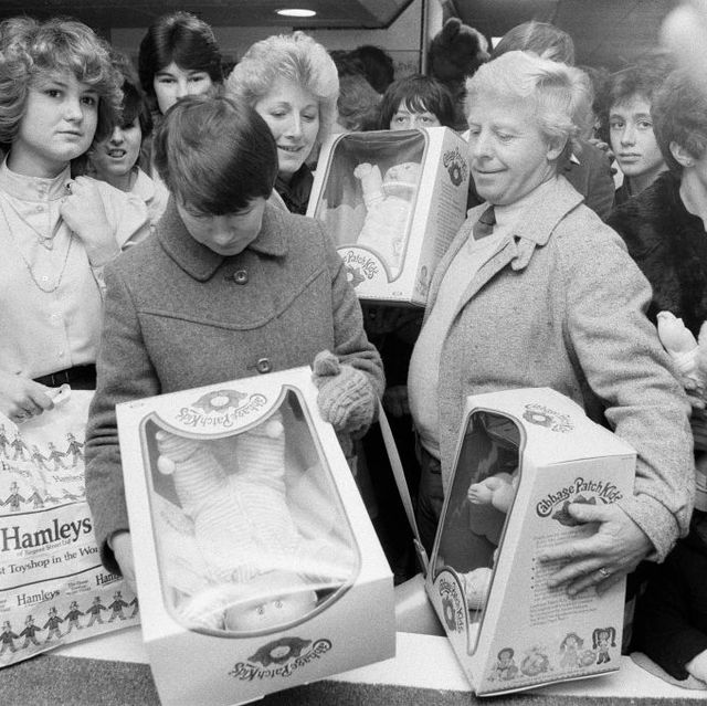 shoppers buying cabbage patch dolls