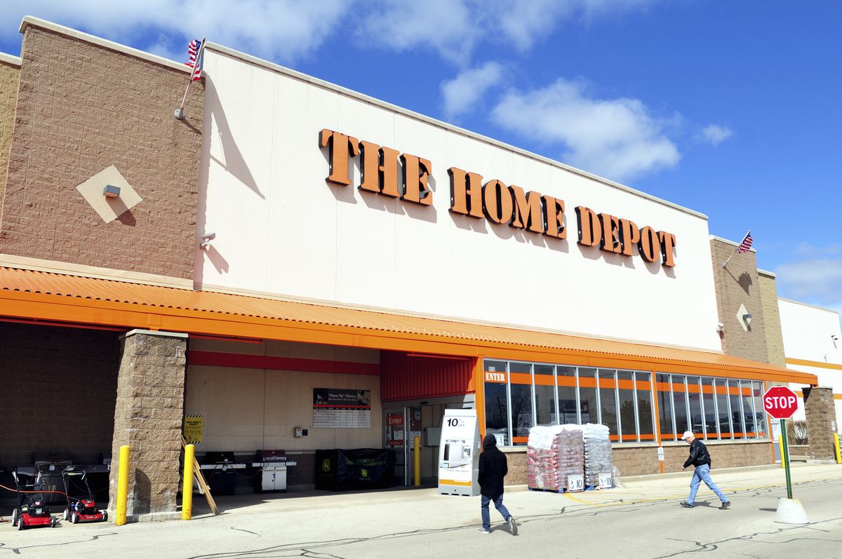 Shoppers on their way to a Home Depot store in the suburban Chicago area, Bartlett, Illinois, USA