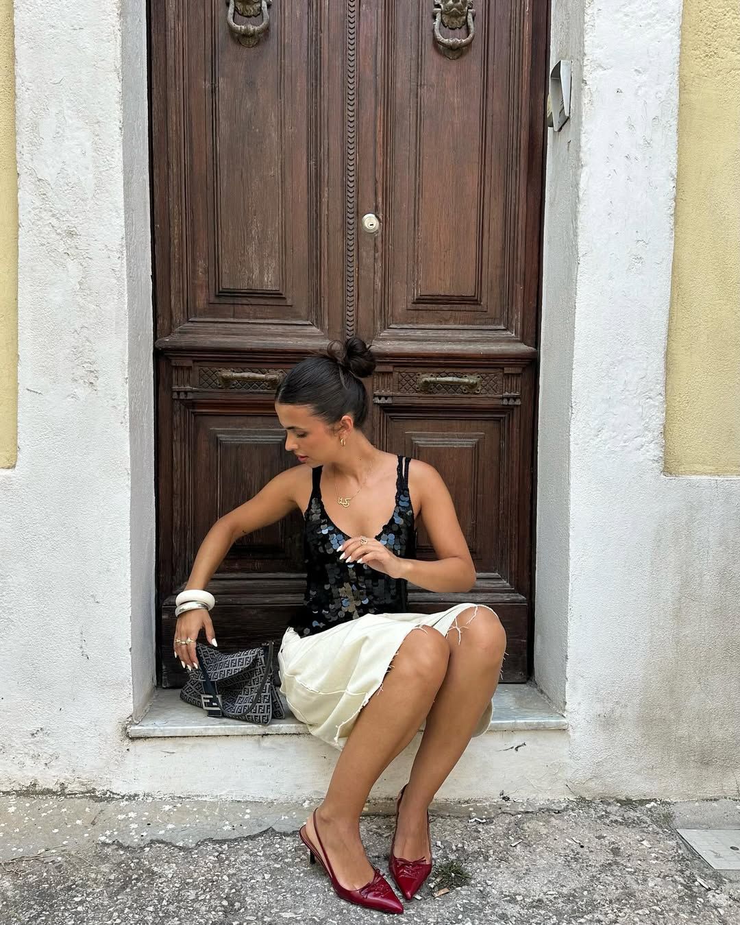 I bermuda di jeans bianchi che stanno bene con tutto sono di Mango