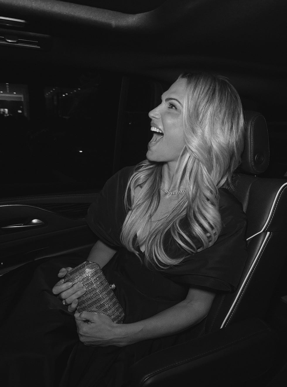 molly sims sitting in the car on her way to the kinda pregnant premiere