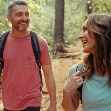 pareja caminando por el bosque