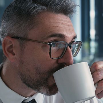 hombre bebiendo café