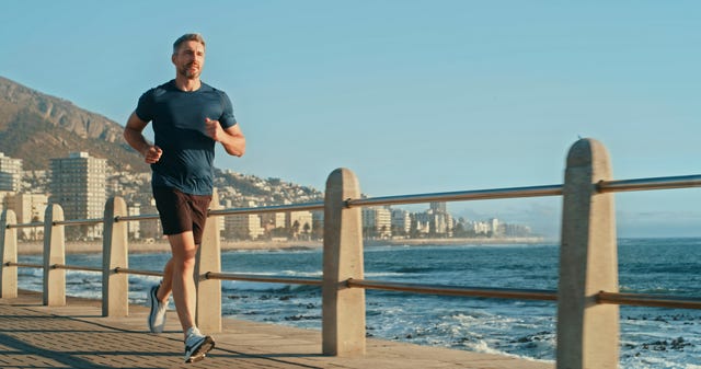 hombre corriendo en verano