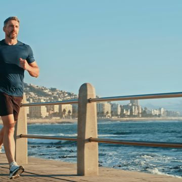 hombre corriendo en verano