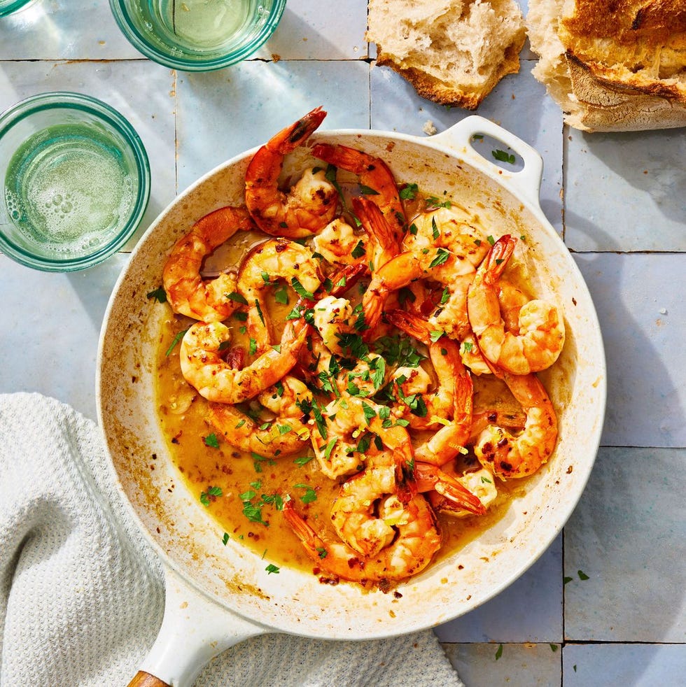 shrimp scampi in a sautee pan
