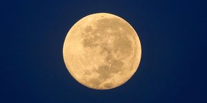 De maan draait in een maand om de aarde