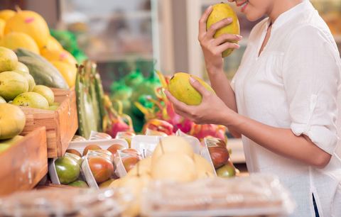 choosing healthy groceries