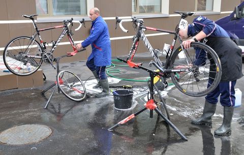 mechanics washing bikes