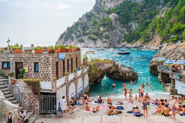 een klein strand op het eiland capri in de regio campanië in italië