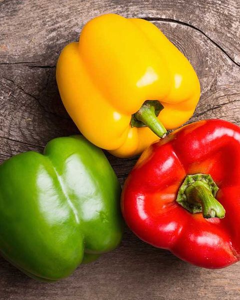 Natural foods, Pimiento, Bell pepper, Vegetable, Red bell pepper, Bell peppers and chili peppers, Capsicum, Food, Green bell pepper, Local food, 