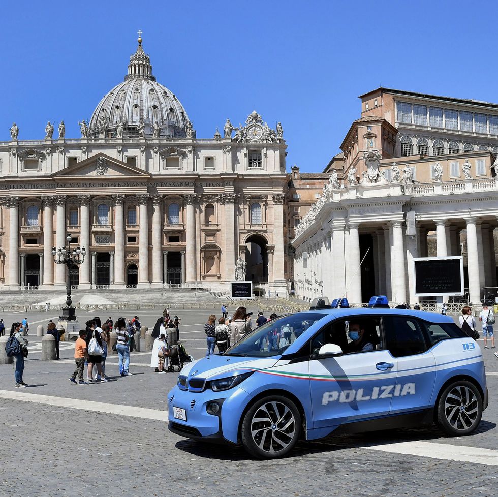 mandatory credit photo by maria laura antonelliagfshutterstock 10664705uthe police check that the protection and spacing measures during the angelus regina caeli due to the coronavirus pandemic are respectedpope's first angelus after the lockdown, rome, italy     31 may 2020