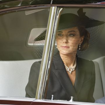 kate wears queens jewellery to funeral