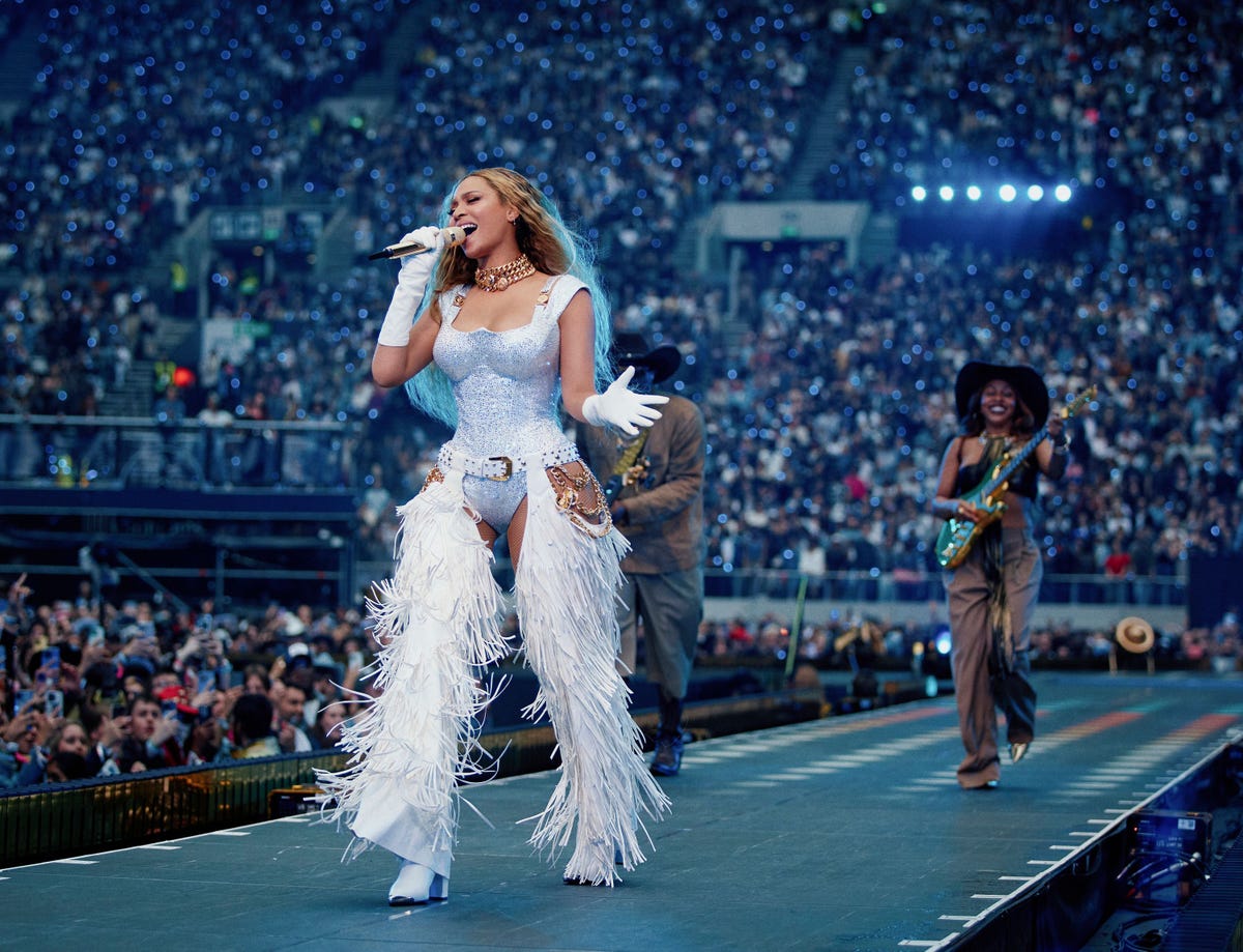 Beyoncé Dazzles in Festive Fringe Chaps and Denim for London Tour Opening ...